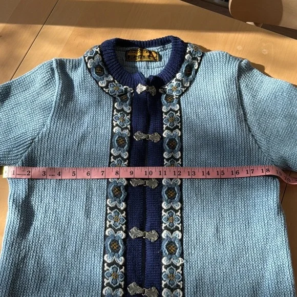 Vintage wool authentic Nordic Sweater with Floral Accents - Picture 5 of 6